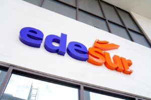 a empresa EDESUR Dominicana le ha acreditado a 706,106 clientes bajo la modalidad post pago, por el cambio de precio del kilovatio de la tarifa de la energía eléctrica.