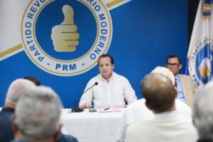 PRM escoge comisión que reunirá bloques senadores y diputados del partido