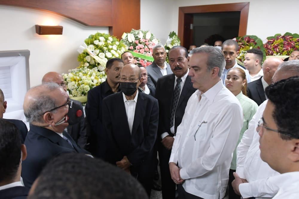 Abinader y Danilo Medina se juntan en velatorio madre dirigentes políticos de San Cristóbal