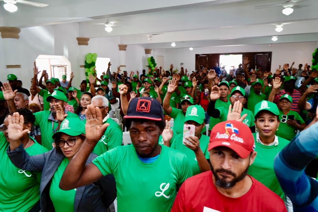 Dirigentes de diversos partidos en Sabana de la Mar se juramentan en la Fuerza del Pueblo