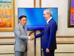 Abinader se reúne con jefe global de electrodomésticos digitales de Samsung en su visita a RD