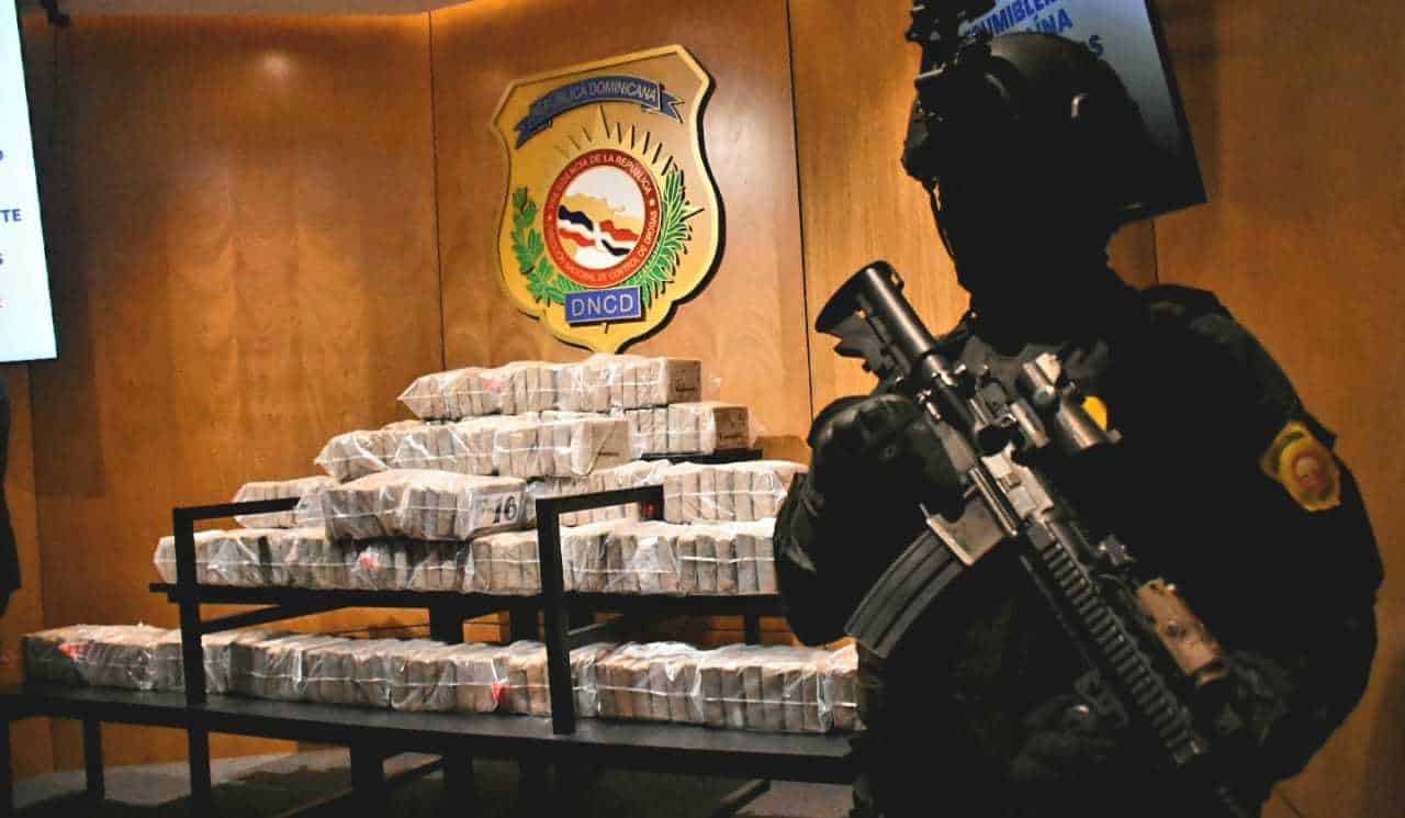 Autoridades apresan dos hombres e incautan 250 paquetes cocaína en La Altagracia