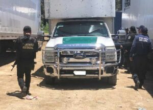 En México rescatan 82 migrantes hacinados en dos camiones 