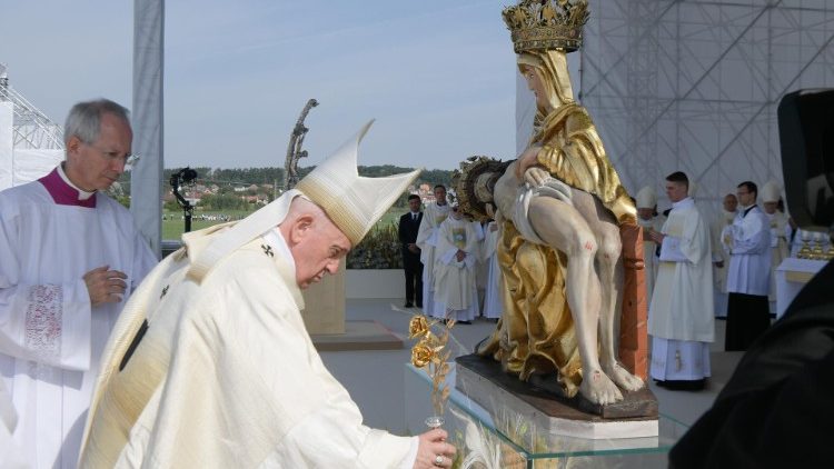 Una rosa de oro enviada por el Papa Francisco ilumina andar de la Virgen de La Altagracia por Santo Domingo