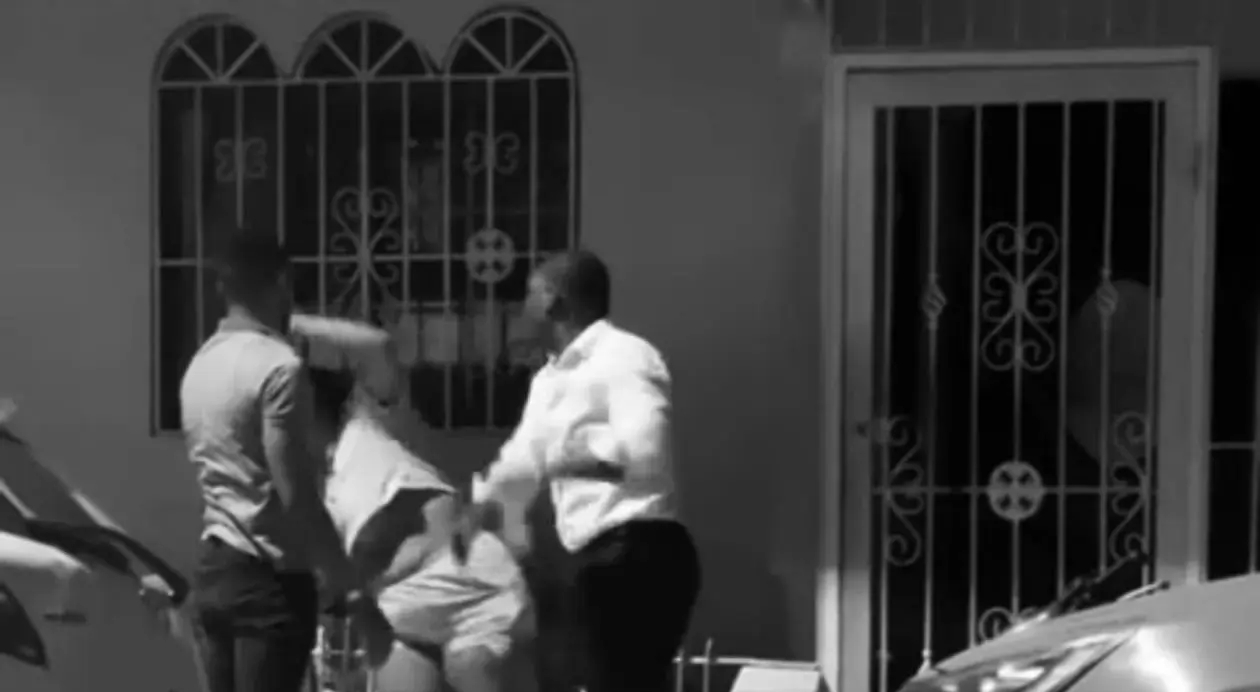 VIDEO: Capturan en Villa Altagracia a hombre grabado golpeando a una mujer