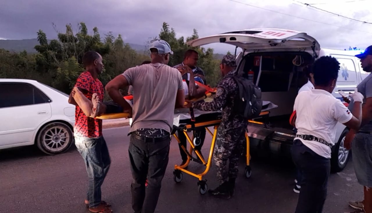 Dos personas resultan heridas tras colisionar sus motocicletas de frente en Barahona