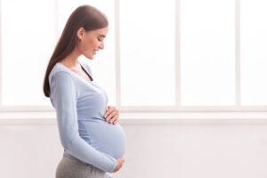 Especialista Moscoso Puello llama prestar atención a síntomas durante el embarazo 