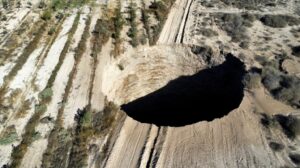 Un agujero de 32 metros aterroriza ciudad norteña de Chile