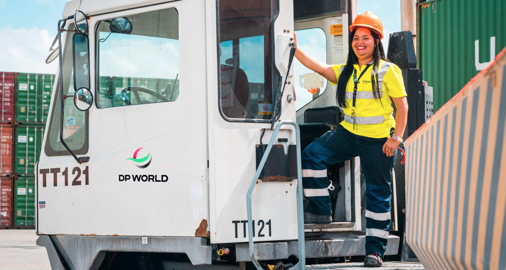 DP World anuncia programa de vehículos pesados para mujeres de Boca Chica