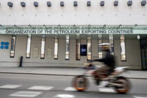 La OPEP y Rusia rebajan los suministros petroleros en 100.000 barriles/día
