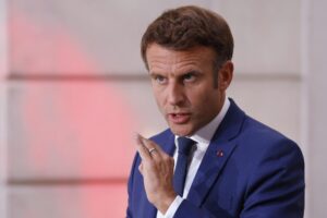 Macron pide reducir consumo de energía para evitar cortes