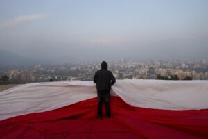 Chilenos deciden entre una nueva Constitución o la vigente