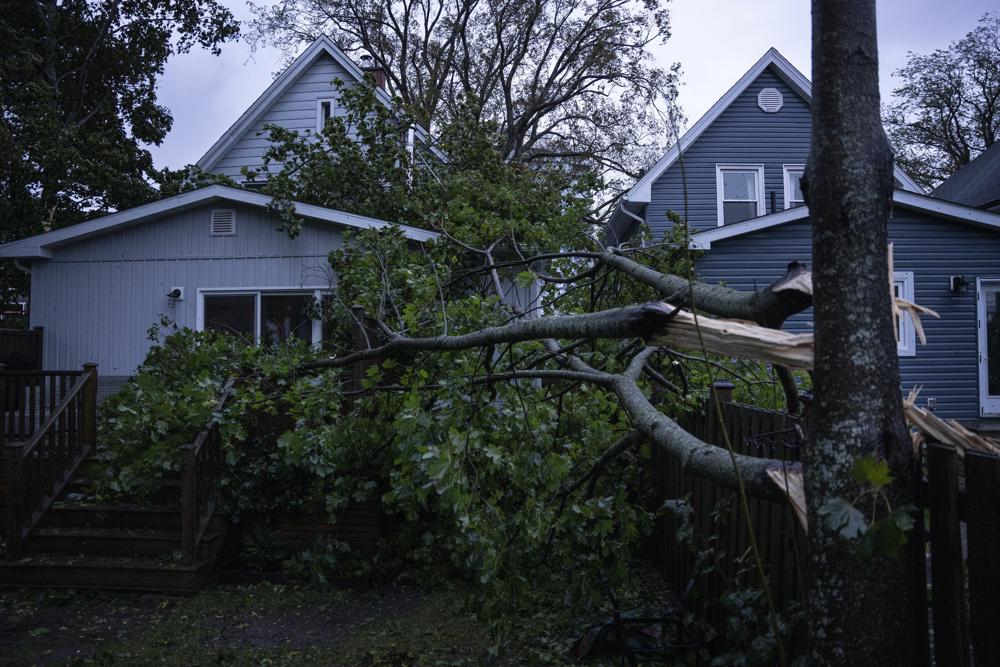 Medio millón de canadienses sin electricidad tras paso de huracán Fiona