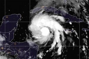 Huracán Ian cerca de Cuba; azotaría Florida como categoría 4