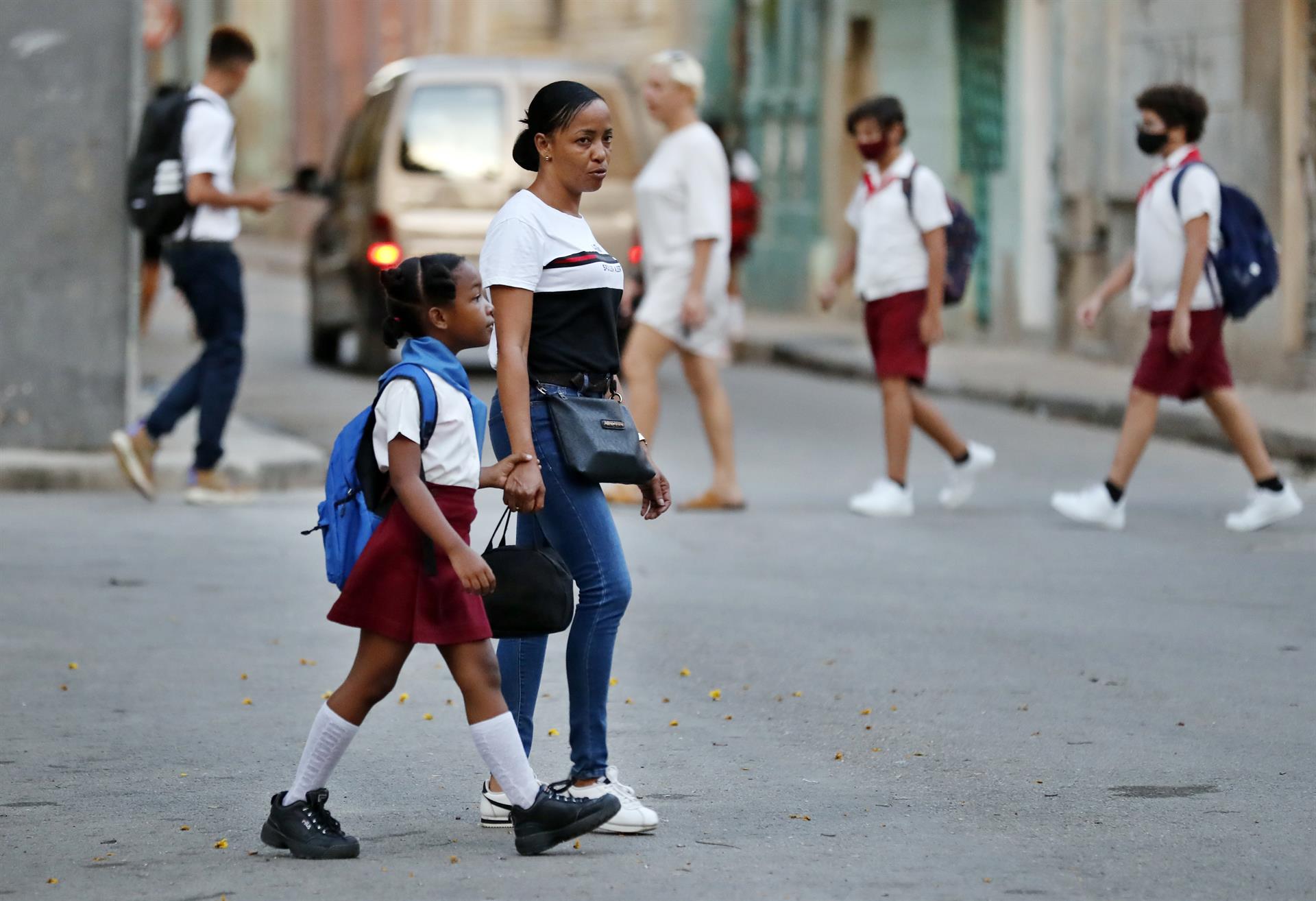 Los estudiantes cubanos vuelven a las aulas en medio de la crisis
