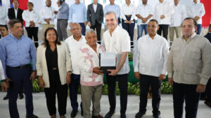 Presidente Abinader: De 3,237 certificados de título para Los Guaricanos, entrega 1,727 este miércoles