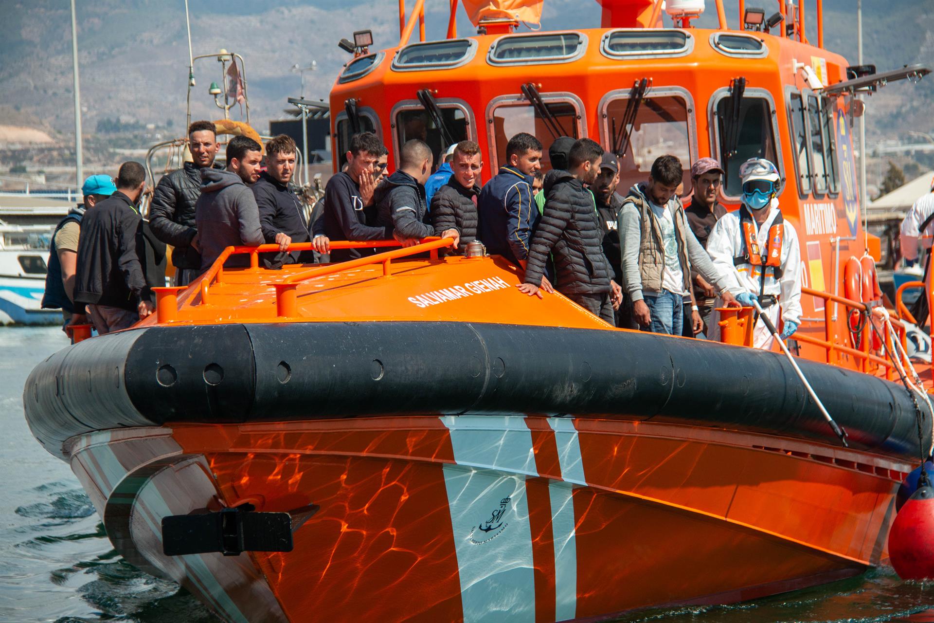 España rescata del mar a 150 migrantes procedentes de África