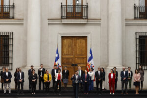 El presidente de Chile, Gabriel Boric (c), acompañado de los ministros de su Gobierno compadece ante la prensa este martes durante la ceremonia de cambio de Gabinete del Gobierno en el Palacio de La Moneda en Santiago (Chile). . EFE/ Alberto Valdes