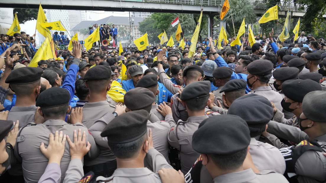 Protestas en Indonesia por alza en precio de los combustibles