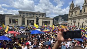 En Colombia protestan contra el gobierno de Petro en varias ciudades del país