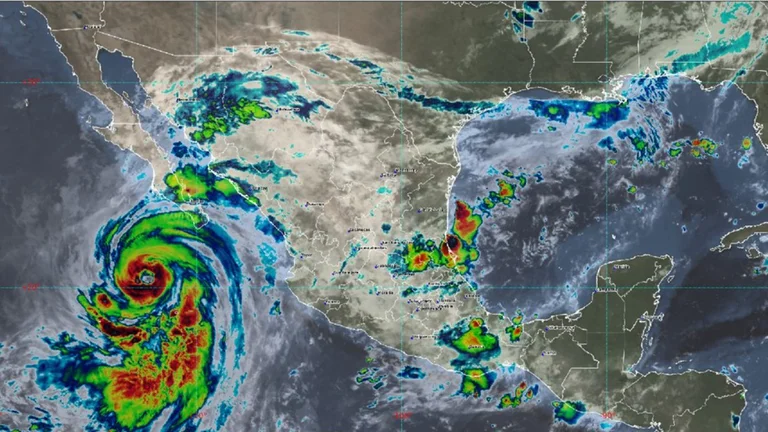 El huracán Kay se intensifica a categoría 2 en su trayectoria
