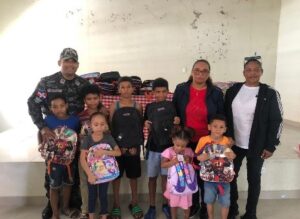 Policía Nacional lleva a 60 niños útiles escolares en Santiago