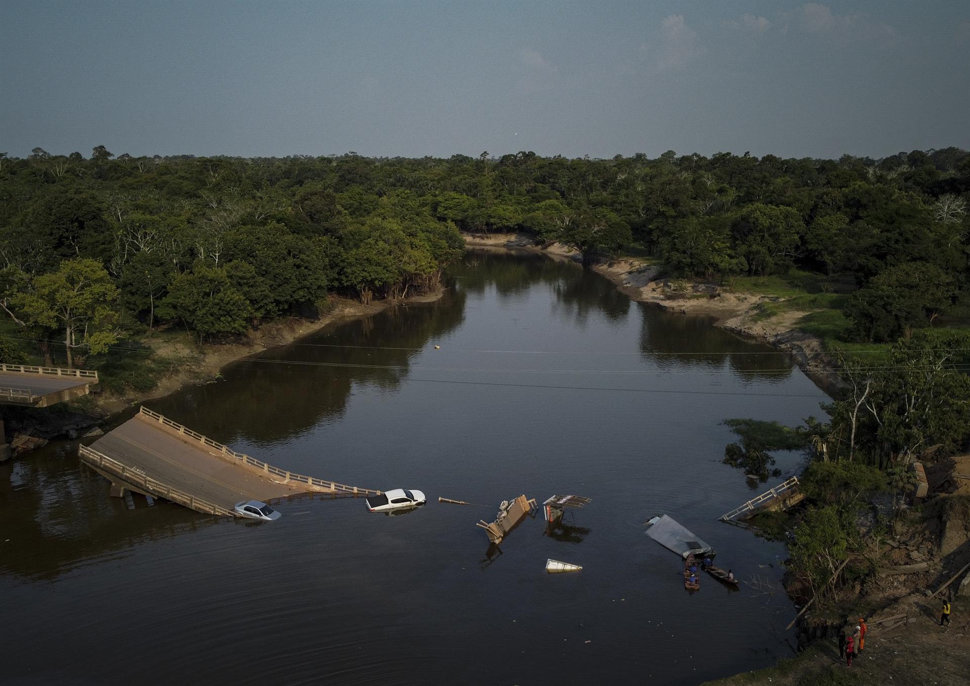 Al menos tres personas mueren por el derrumbe de un puente en la Amazonia brasileña