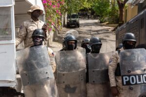 Al menos tres policías asesinados por una banda armada en Haití