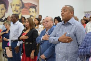 Alcalde de SDO entrega llave del municipio: reconoce médico especialista por aporte a la sociedad