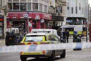 Apuñalan a dos policías en el centro de Londres