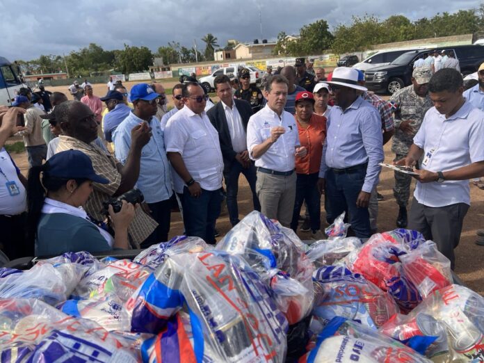El ministro Ito Bisonó entrega más de 30 toneladas de ayuda en La Romana