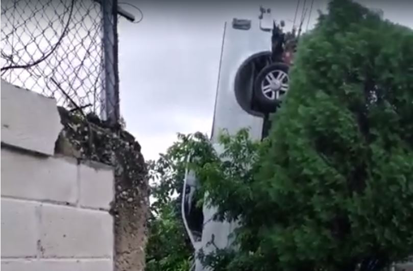 Conductor de camioneta se salva de milagro tras caer en un barranco en Arroyo Hondo