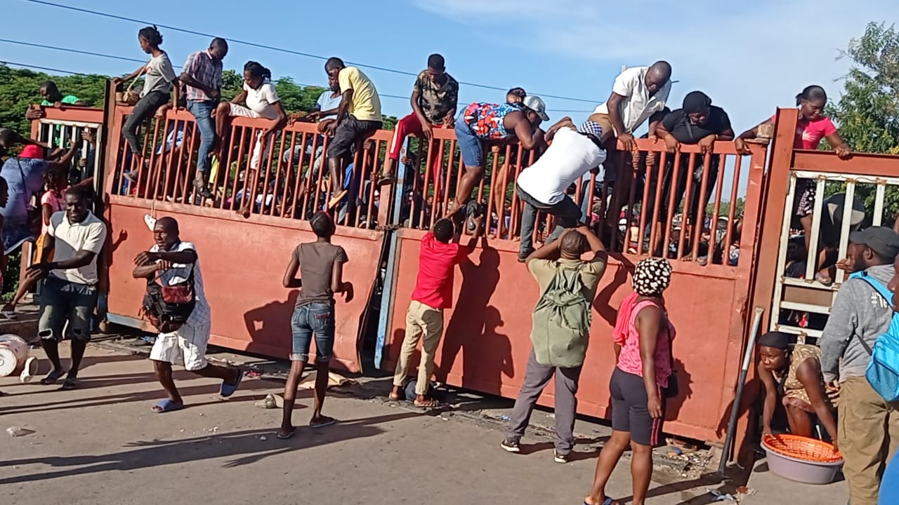 Haitianos cruzan frontera entre Dajabón y Juana Méndez para comprar productos