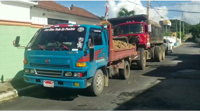 Conductor de camión volteo lanza arena en la calle para evadir persecución policial