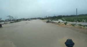 Río Yuma se desborda alcanza autopista del Coral