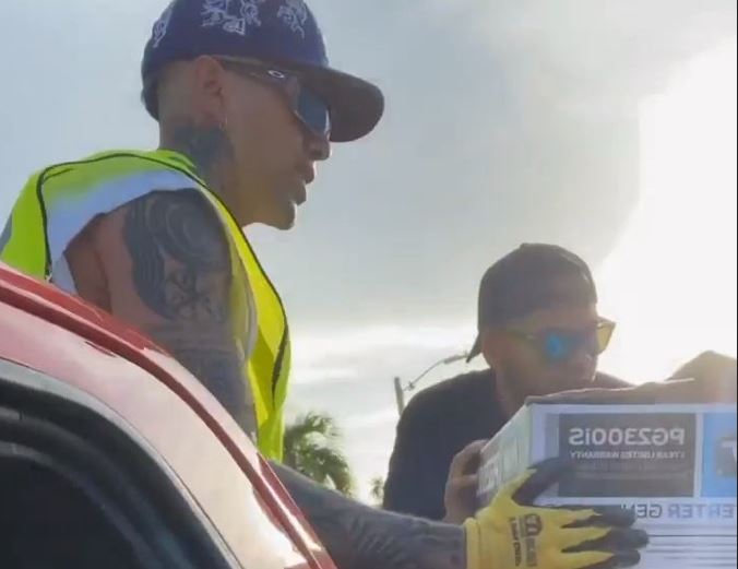 Puerto Rico: Rauw Alejandro entrega generadores eléctricos en zonas afectadas por huracán Fiona