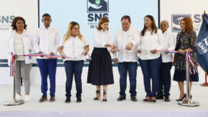 Vicepresidenta entrega dos hospitales remozados en Azua; inversión supera los 87 millones