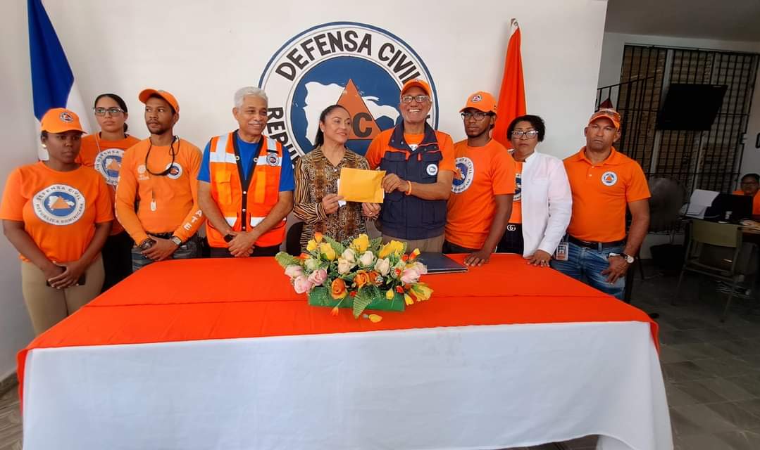 Gobernadora entrega aporte de 250 mil pesos a Defensa Civil en Nagua