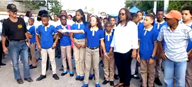Paralizan docencia en escuela de Andrés, Boca Chica, por hedor de vertedero