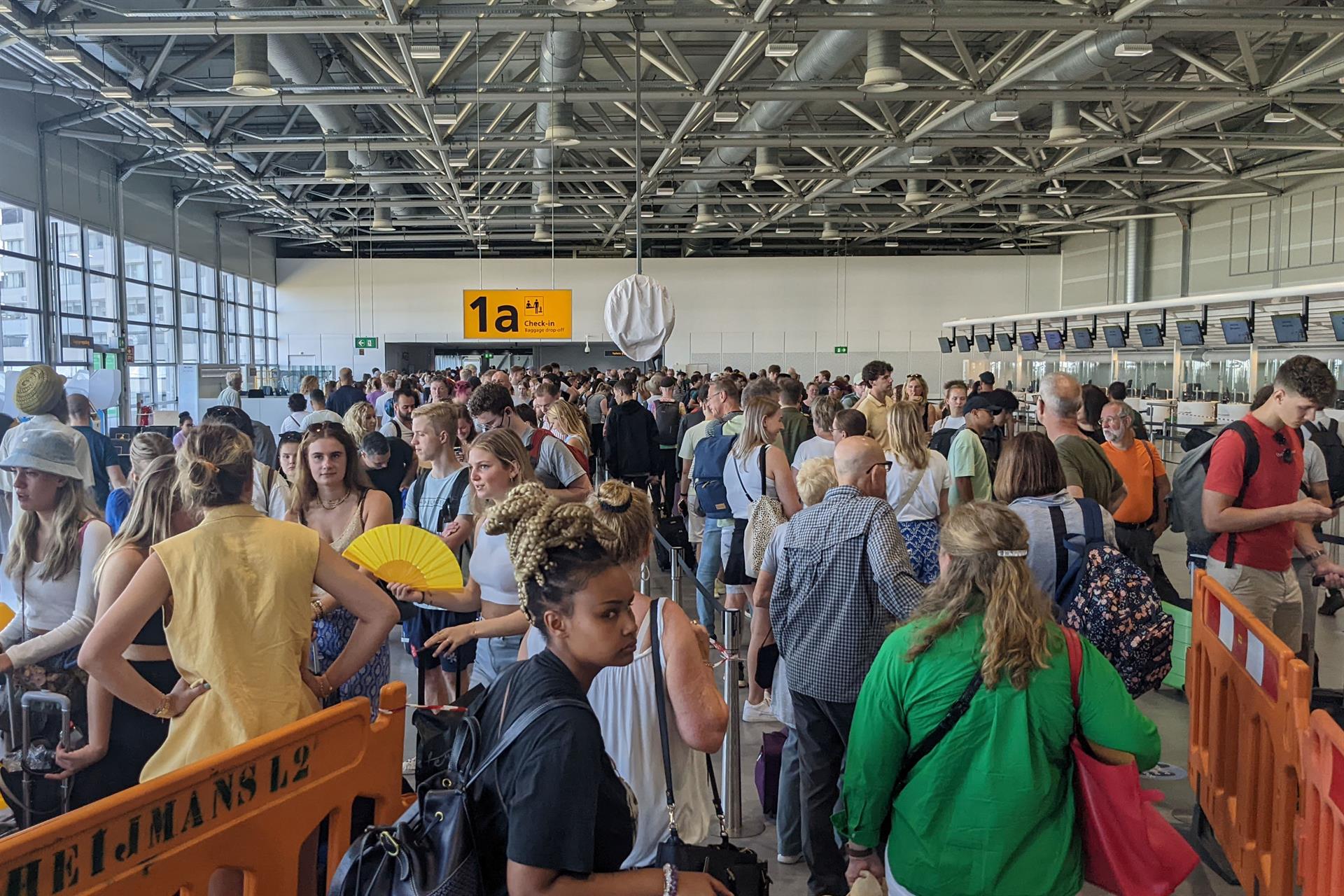 El aeropuerto de Ámsterdam reduce 9,000 viajeros al día por falta de personal