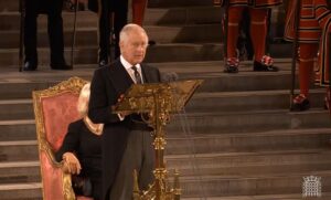 El rey Carlos III promete en el Parlamento respetar los principios constitucionales