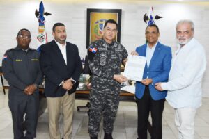 Director de Titulación entrega títulos de propiedad a 11 destacamentos policiales