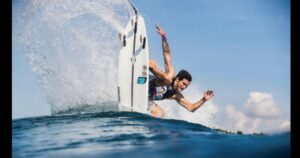 Excampeón mundial de surf Kalani David muere en playa de Costa Rica