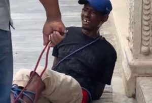 Viral! Hombre propina paliza con un látigo a presunto ladrón en Baní