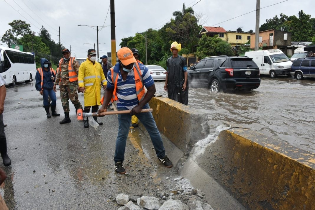 Transeúntes y choferes de Santo Domingo Oeste se quejan por grandes cúmulos de aguas