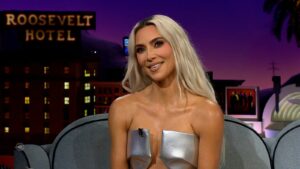 ¿Kim Kardashian se quitó los implantes de senos?
