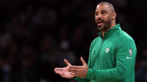 Los Celtics suspenden un año al técnico Ime Udoka por 