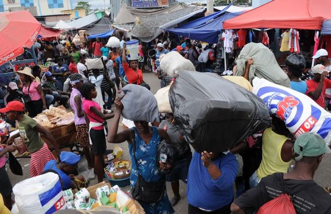 Comerciantes haitianos y dominicanos acuden al mercado de Dajabón, pese a huracán Fiona