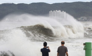 Miles de evacuados en el este de China ante la llegada del tifón Muifa