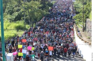 Hallan 153 migrantes abandonados en camión en sur de México